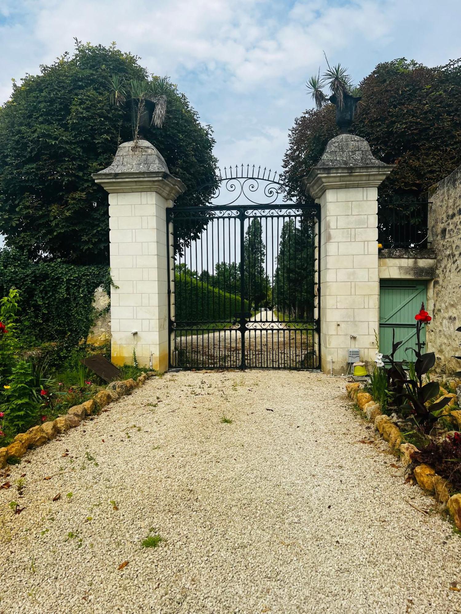 Chateau De La Thibaudiere Bois Savary - Chambre Familiale Du Roi Allonnes  Εξωτερικό φωτογραφία